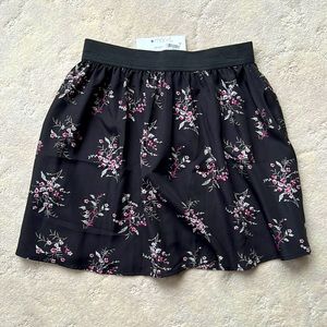 NWT Black & Pink Flower 🌸 🌺 Pattern Light Material Skirt